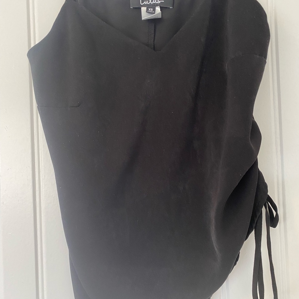Lulu’s black tie up top